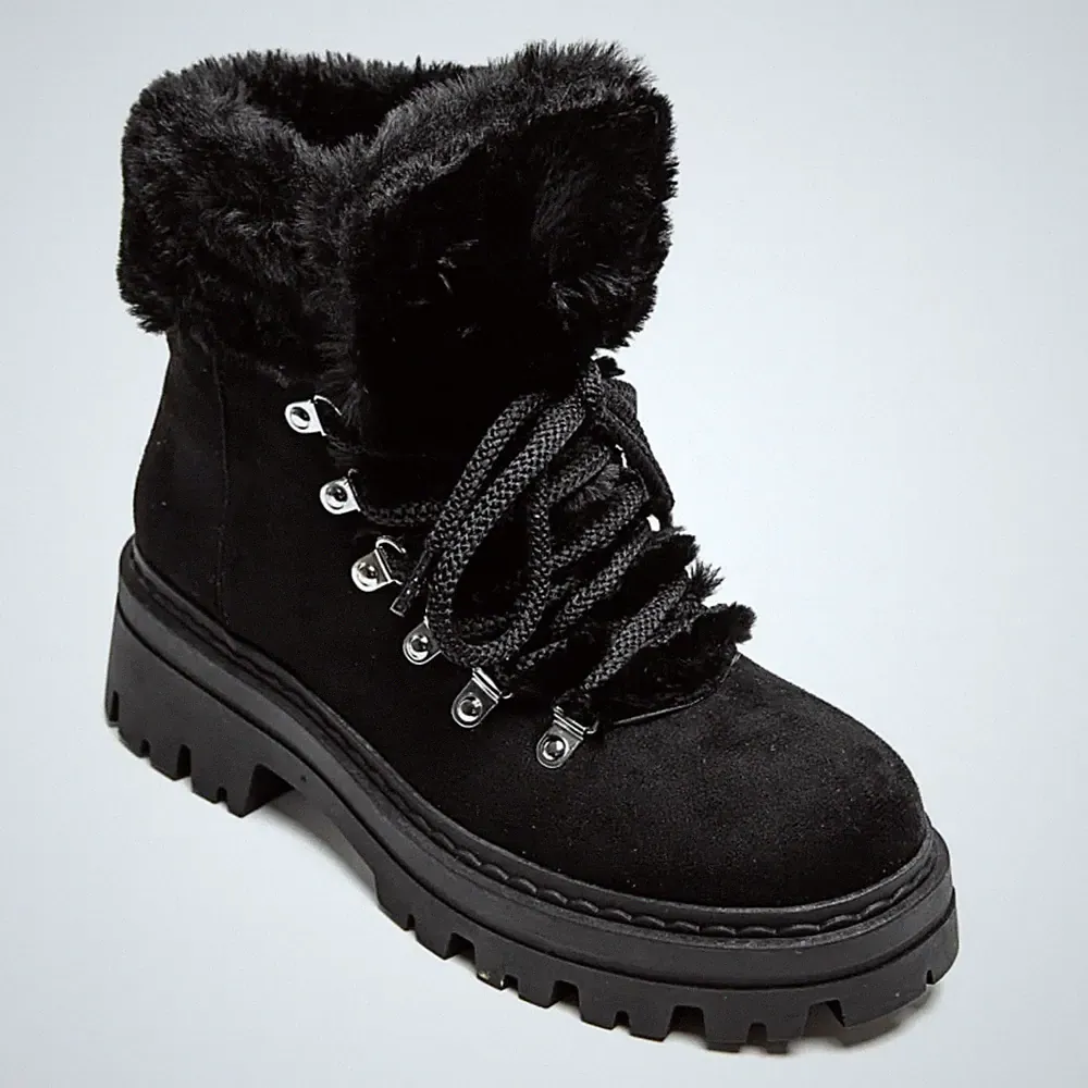 PeachyBoots Flauschige Winterstiefel Schwarz