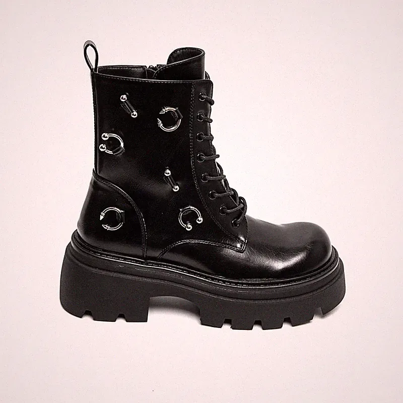 PeachyBoots Urban Boots für Frauen – Vegan, Schwarz, Punk Applikationen, Plateau