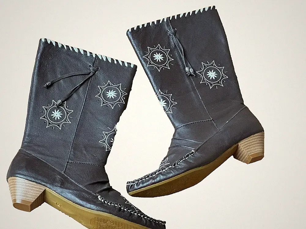 Pocahontas Stiefel taupe Leder gefüttert Baumwolle bestickt Sterne handgenäht 39