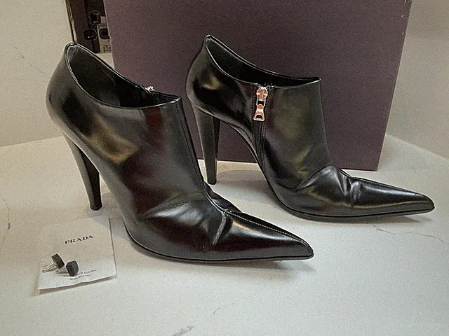 Prada schwarze Lederstiefel spitz zulaufend Pfennigabsatz Reißverschluss UK 6,5 EU 39,5 Y2K