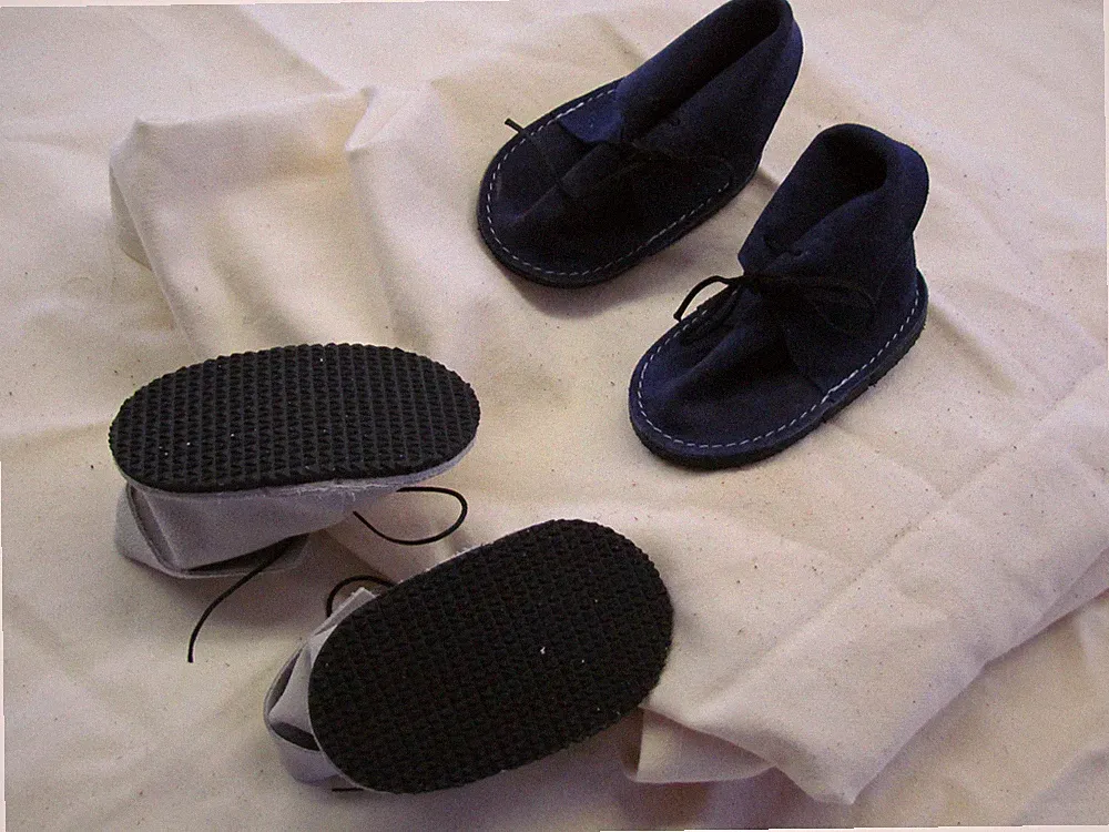 Puppenstiefel aus echtem Velourleder Farbe Dunkelblau. Sohle Gummi ca.6, 7 cm.
