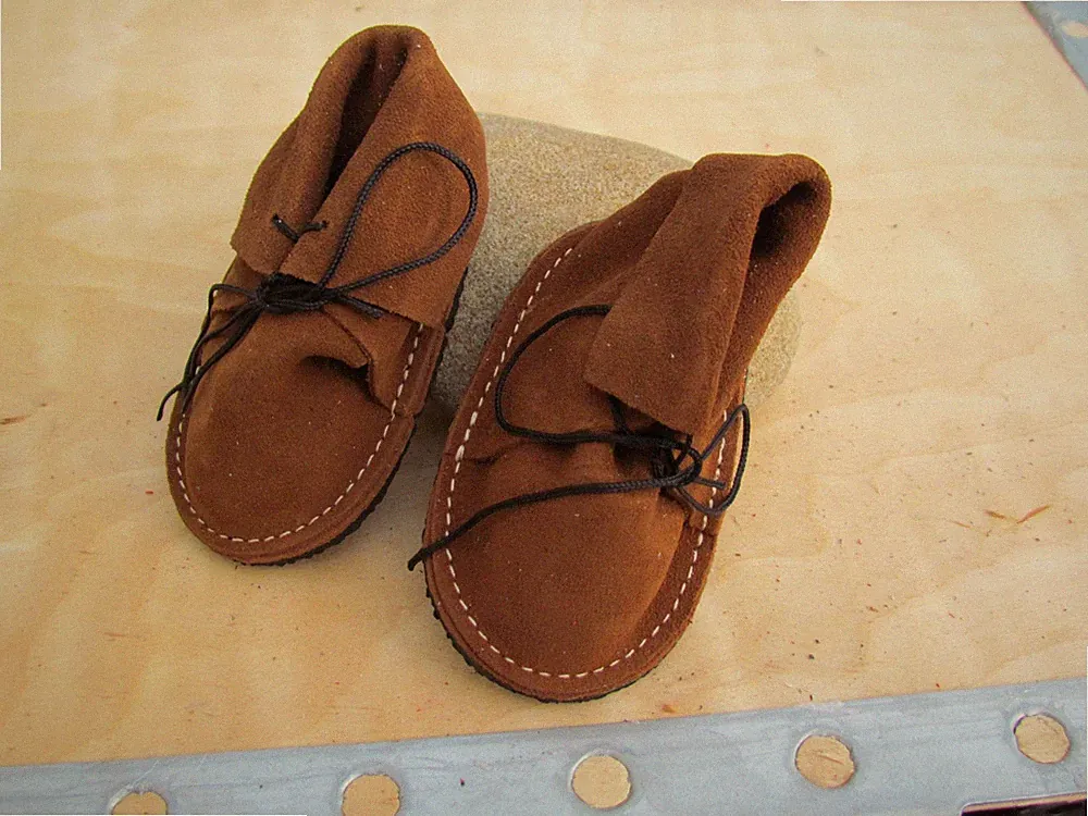 Puppenstiefel aus echtem Velourleder Farbe Dunkelbraun. Sohle Gummi ca.10 cm.