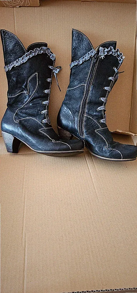 Rovers Lederstiefel, schwarz, mit grauer, schmaler Stoffrüsche am Schaft