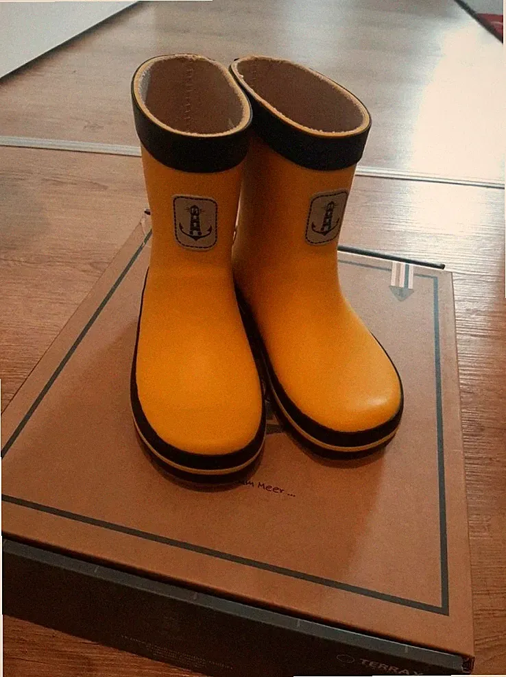 Schöne gelbe neue Gummistiefel der Firma Leitfeuer Größe 24
