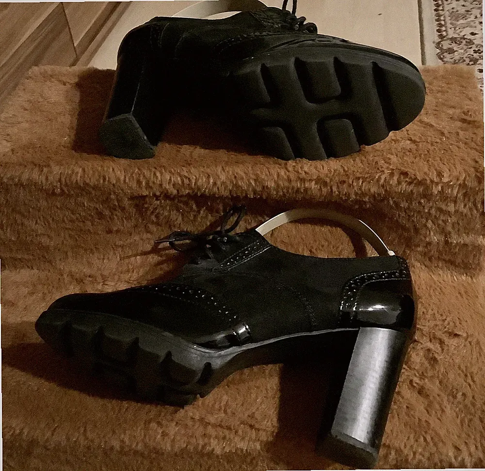 Schöne schwarze Leder Schnürpumps Gr. 37 von Deichmann