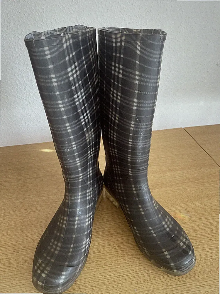 Schwarz-grau karierte Gummistiefel, Gr. 38, hoch