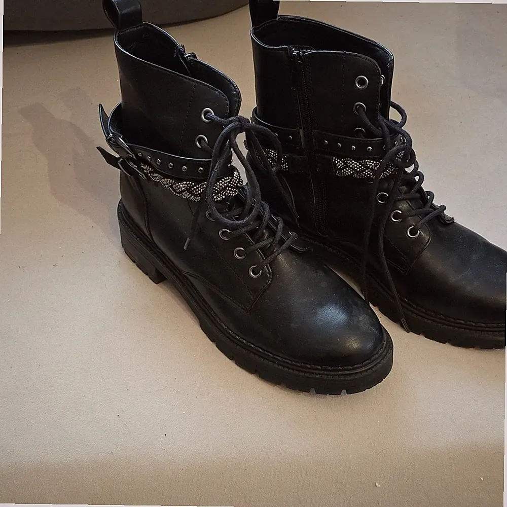 Schwarze Damen Bikerstiefel mit Nieten Glitzer Schnürung Reißverschluss