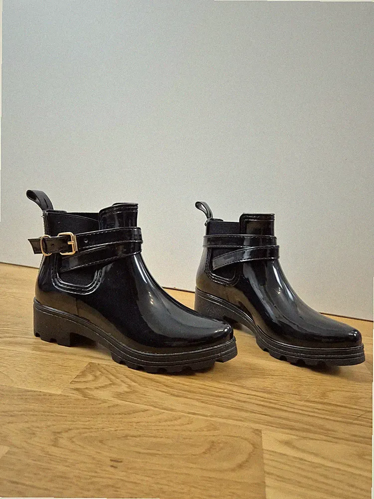 Schwarze Gummistiefel Chelsea Boots Style Lackoptik Riemen Gold - 38 - Neuwertig