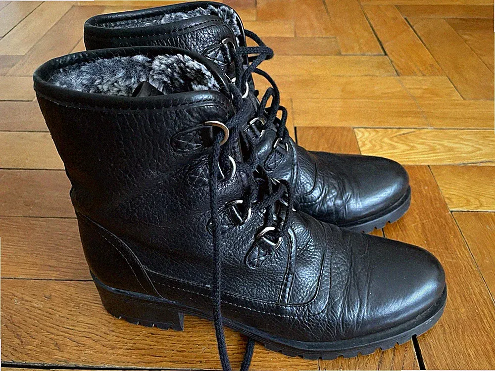 Schwarze Leder Schnürstiefel gefüttert Knöchel, Gummi Profilsohle, rund