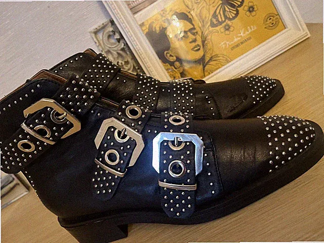Schwarzer Leder-Boots mit Nieten und Schnalle Gr. 40 ZARA