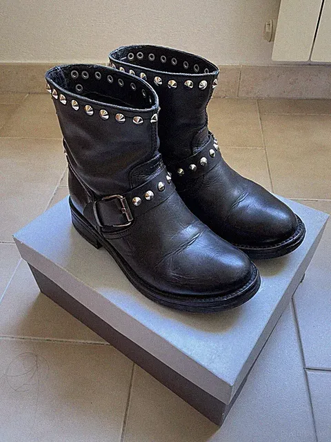 Stiefel Stiefeletten Biker Echtleder schwarz mit silbernen Nieten Gr. 36