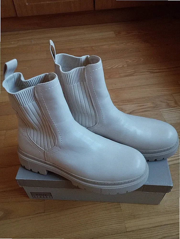 Stiefel / Stiefeletten in 39, hell-creme / ecru, Chelsea, Gummi, Frühling, NEU