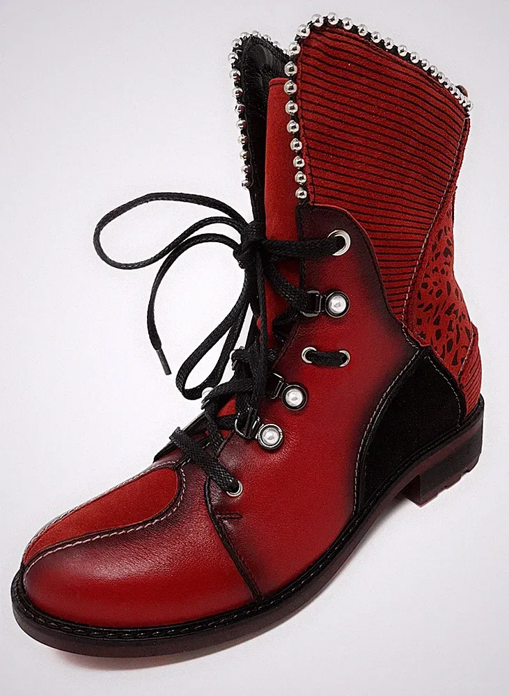 Stiefelette rot im Biker-Stil mit auffallenden Details in rot und schwarz