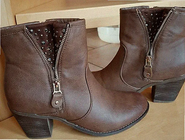 Stiefeletten Farbe Baun Größe 40 Mode Queen mit hübschen Strassnieten Neuwertig!