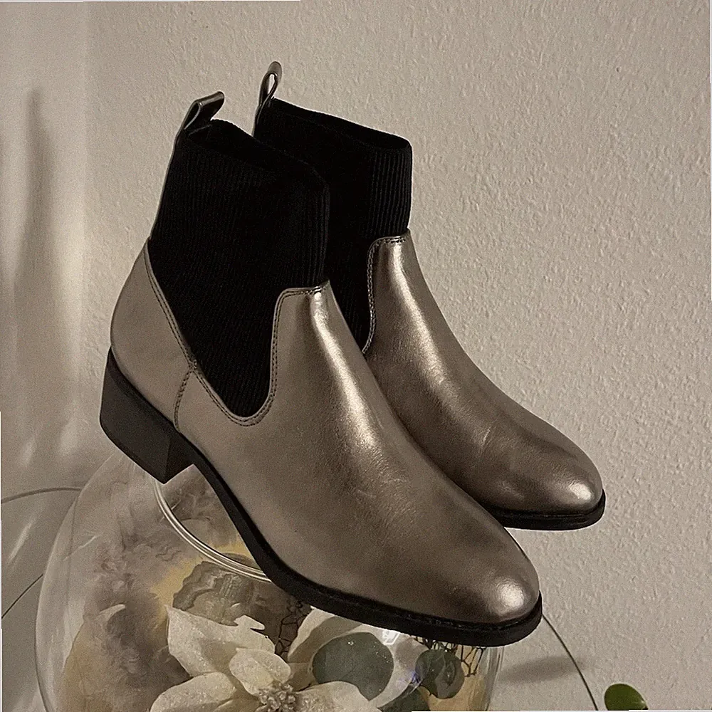 Sychloop Stiefeletten – Silber Kunstleder – Chelsea Style – Blockabsatz – Gr. 41