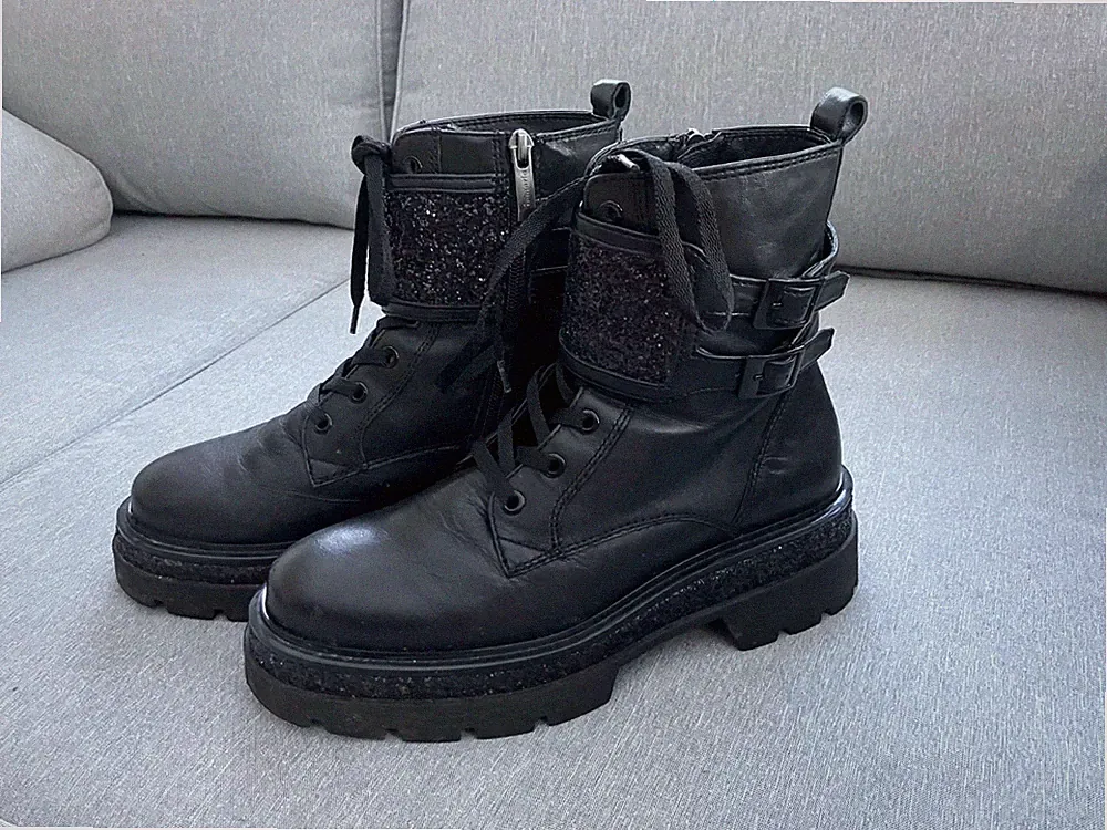 TAMARIS schwarze hohe Winterboots Schnürung viele Details Gr. 38
