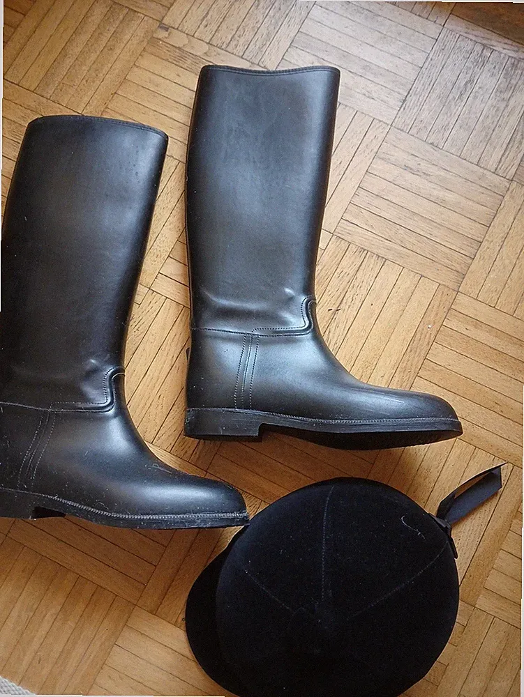TollerReiterhelm und Tolle Stiefel Gr42 Schwarz Zusammen Wie Neu Gesamtpreis