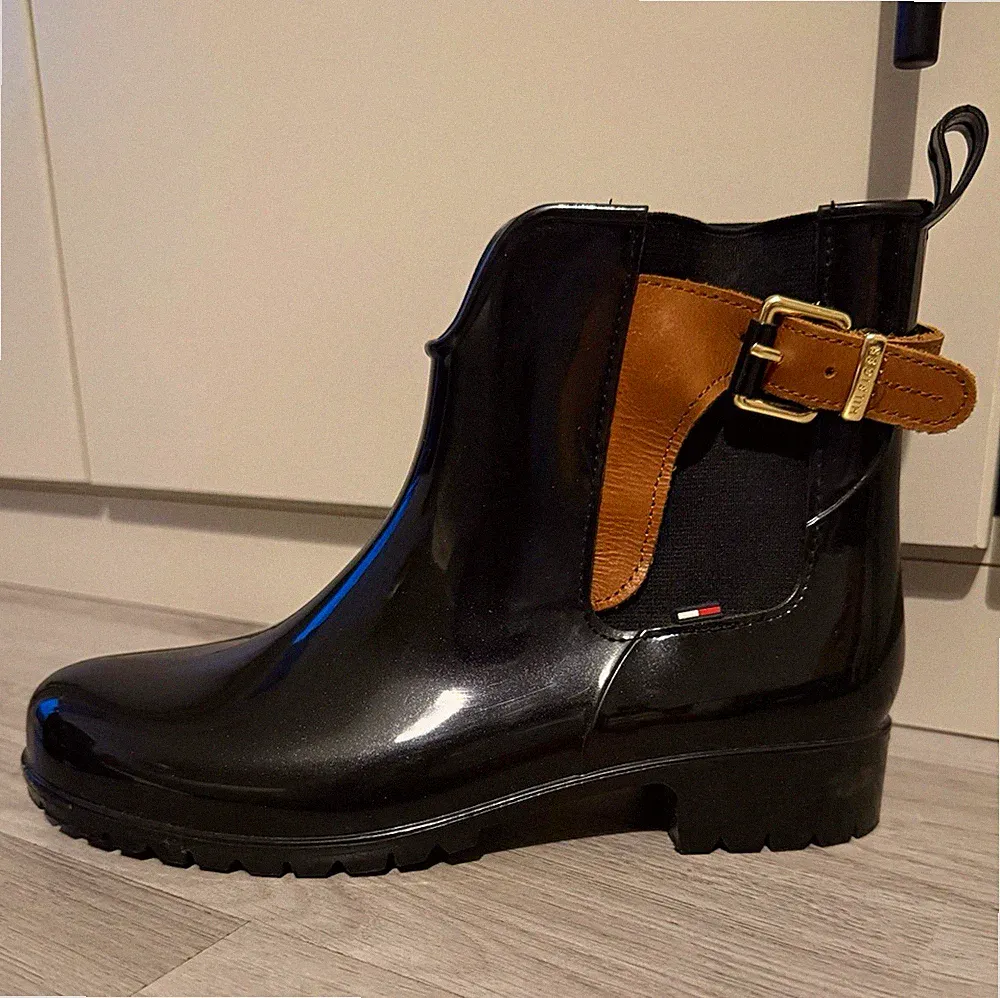 Tommy Hilfiger Chelsea Gummistiefel schwarz 39 Schnalle Profilsohle