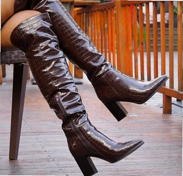 Trendige Overknee Stiefel braun Kroko-Imitat mit 9 cm Blockabsatz mit Reißverschluss innen