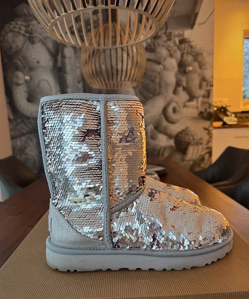 UGG Classic Short Sequin Stiefel Gr. 38 in Silber Pailletten