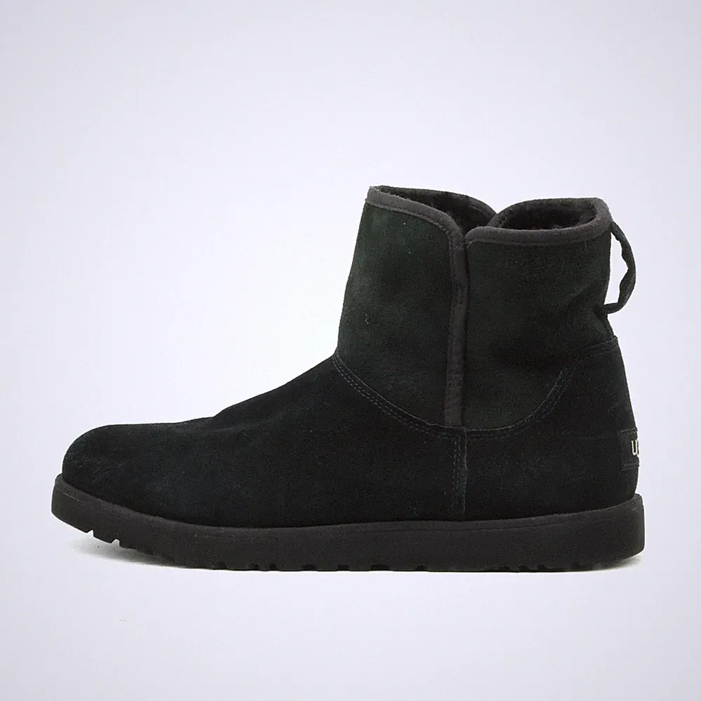 UGG Damen Classic Kurz Stiefel Schwarz Knöchelhoch Wasserabweisend EU 42