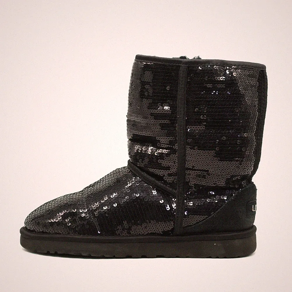 UGG Damen Classic Short Boots Schwarz Textil Mittel , Warmfutter Stiefel EU 39