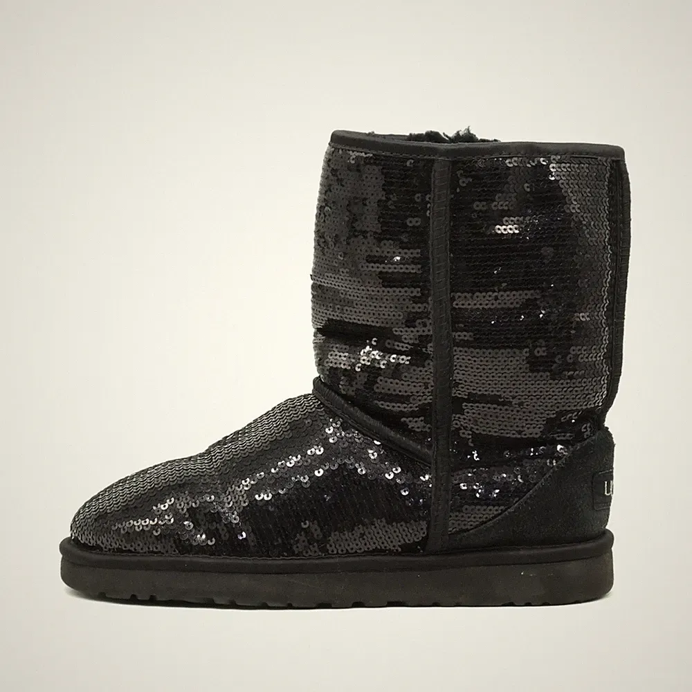 UGG Damen Classic Short Sequin Stiefel Schwarz Textil Mittel Gefüttert EU 39
