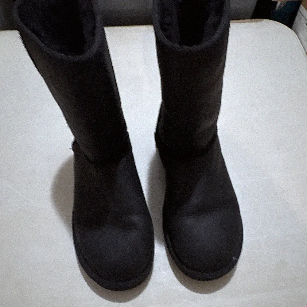 UGG Damen Schneestiefel Schwarz gefüttert Kunstpelz Slip-On flach Logo