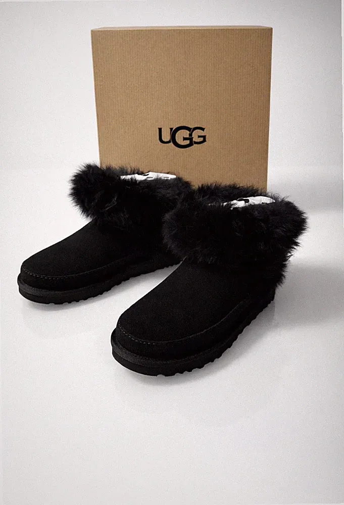 UGG Damen Stiefel Classic Ultra Mini Chalet Boot schwarz Lammfell EU38
