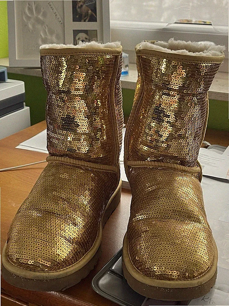 UGG Damen Stiefel EU 40 gold Pailletten Lammfell gefüttert flach Winter