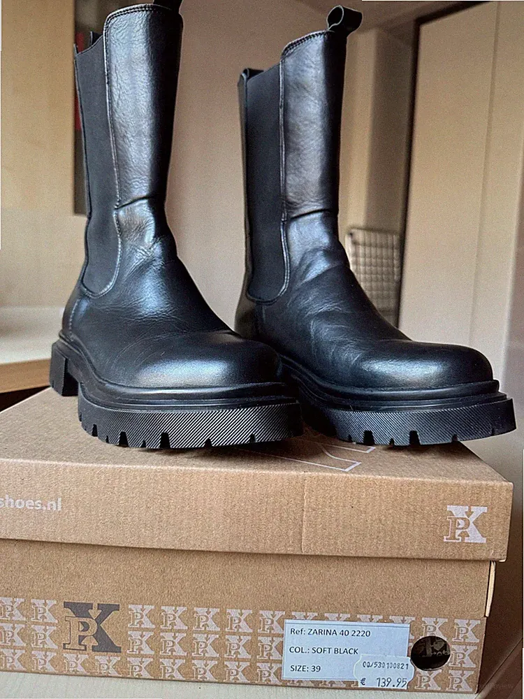Verkaufe nagelneue, ungetragene schwarze Boots in Größe 39 der Marke pxshoes NL