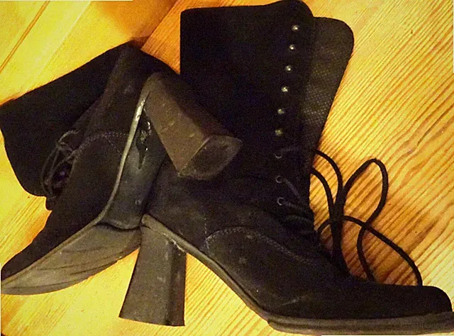 wadenhohe Stiefelette Gr. 40 black Velour Karréeform 7 cm Blockabsatz Schnürung