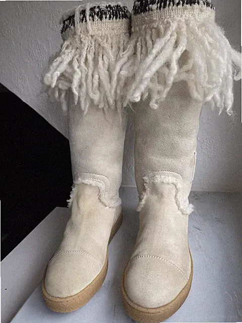 Wunderschöne Hellgraue Wildleder Chanel Stiefel mit Lammfell zu verkaufen