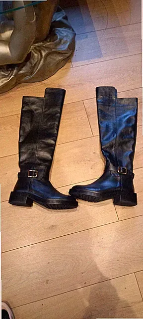 ZARA Kneehöhe Stiefel Echtleder Gr.38 Top modern Kollektion 2023